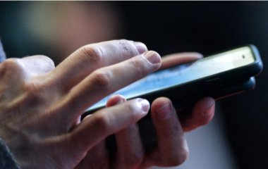 Лікар дав пораду, як урятуватися від випромінювання смартфона