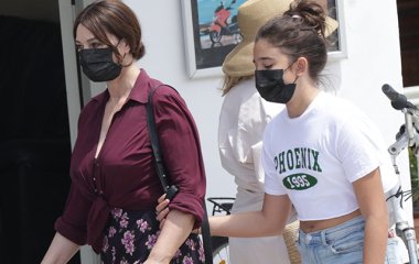 Моника Беллуччи с дочерью Леони отдыхает в Греции 