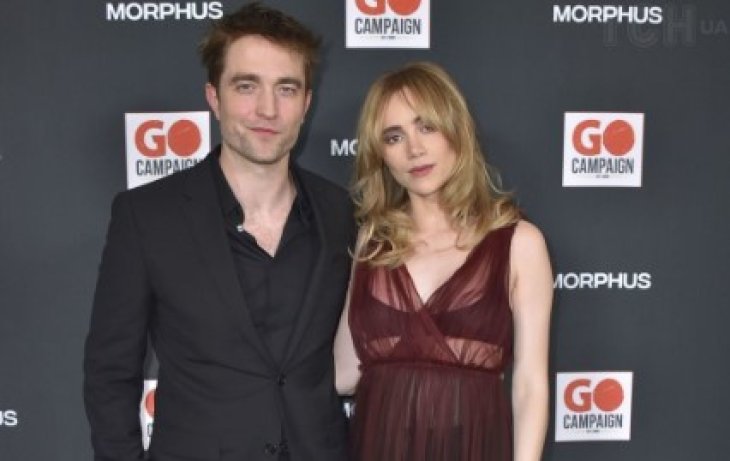 В полностью прозрачном платье: девушка Роберта Паттинсона удивила выбором наряда для мероприятия