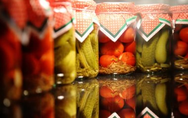 Лікар попередив про небезпеку домашніх консервів