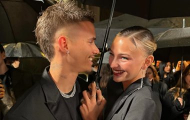 Новый этап в отношениях: сын Виктории Бекхэм стал жить с моделью