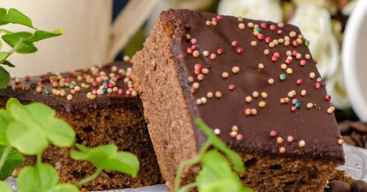 Пісний шоколадний пиріг на варенні: прости рецепт