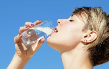 Дієтолог розповів, коли корисна вода може стати шкідливою