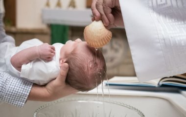 Чи обов'язкова наявність хрещених батьків: відповідь священника