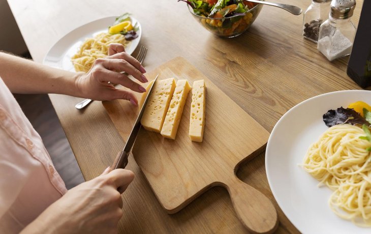 Как отказ от твердого сыра повлияет на организм: в чем вред продукта