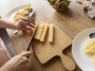 Как отказ от твердого сыра повлияет на организм: в чем вред продукта