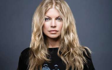Певица Fergie рискнула доверить свои волосы