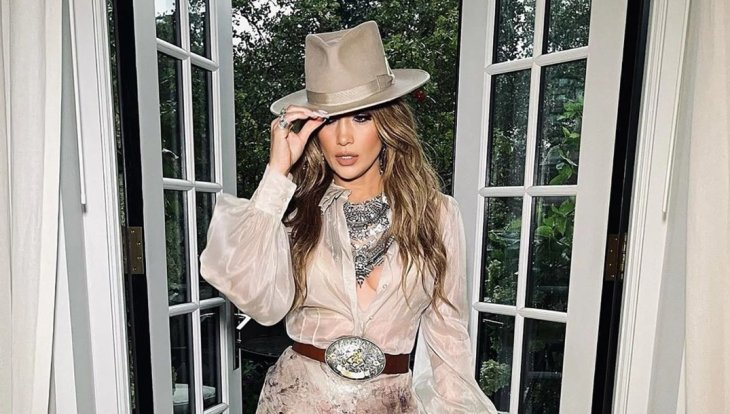 Дженнифер Лопес в полупрозрачном платье посетила модный показ