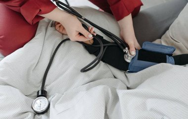 Кардіолог розповіла про небезпечні симптоми при стрибках атмосферного тиску