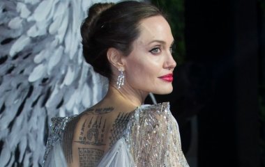 «Не мылась три дня»: Анджелина Джоли превратилась в «живой улей» для социального ролика (Фото)