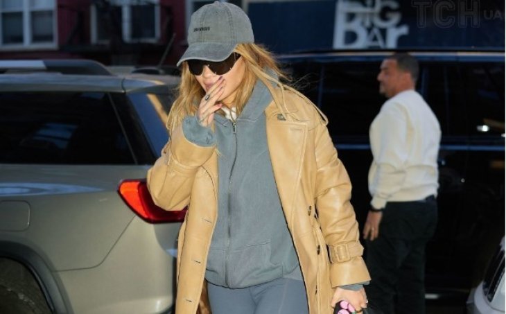 Не такая как на красной дорожке: Риту Ору сфотографировали папарацци