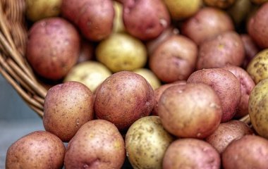 Молода картопля в соєвому соусі з кунжутом — рецепт