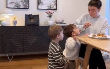 Мама делает вид, что отдаёт детям собственную еду, чтобы заставить малышей съесть всё до последнего кусочка