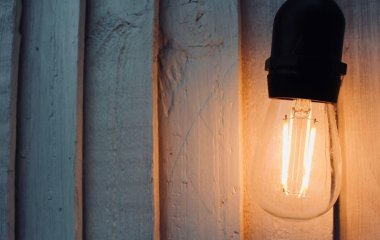 Що означає, якщо світло раптово мерехтить без причини