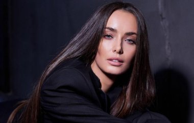 Ксения Мишина в коротенькой юбке посветила стройными ножками на фоне Карпат