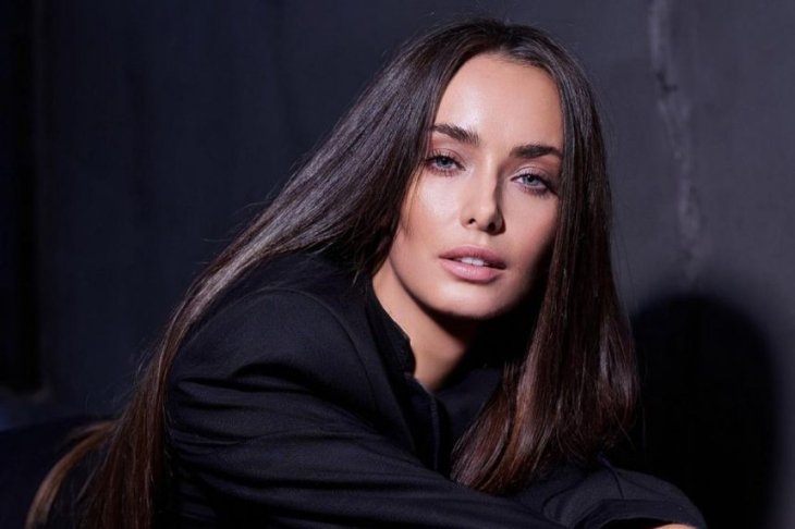 Ксения Мишина в коротенькой юбке посветила стройными ножками на фоне Карпат