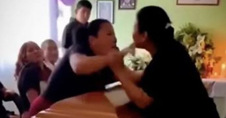 Зраджував обох: дві жінки побилися біля труни коханця на його похороні — відео