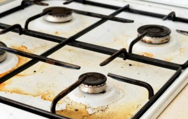 Для чего хозяйки накрывают кухонную плиту влажным полотенцем: что это дает