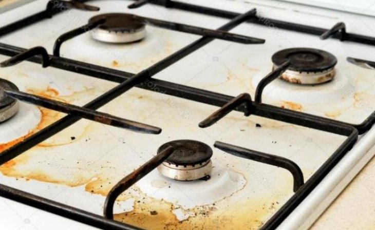Для чего хозяйки накрывают кухонную плиту влажным полотенцем: что это дает