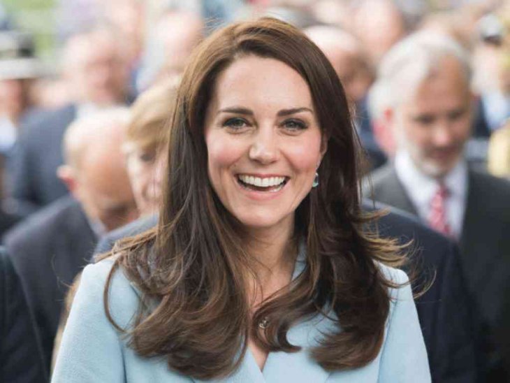 Кейт Миддлтон вышла в свет в сережках из сетевого магазина