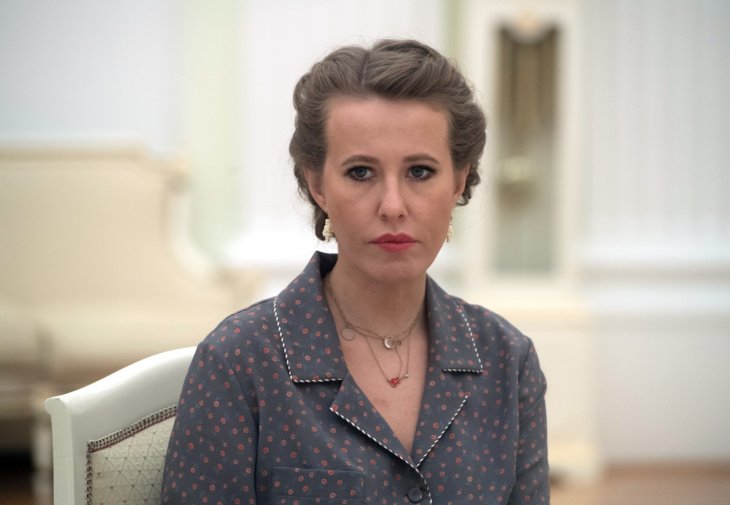 Ксения Собчак позировала в платье в цветочек от Александра Терехова