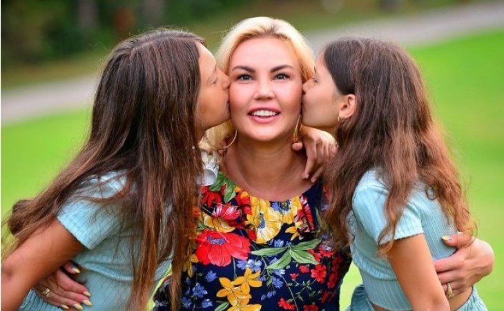 Камалия восхитила праздничным фото с заметно подросшими дочерьми от экс-мужа Мохаммада Захура