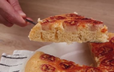 Банановый пирог на сковородке к чаю: рецепт, который можно пробовать даже на газовой плите