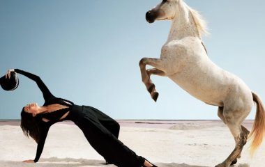 Самая дорогая модель мира полностью разделась в рекламе модного бренда