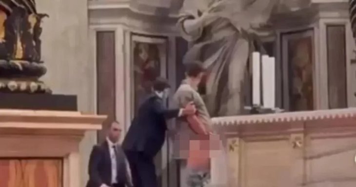 Чоловік помочився на вівтар у соборі Святого Петра у Ватикані (відео)