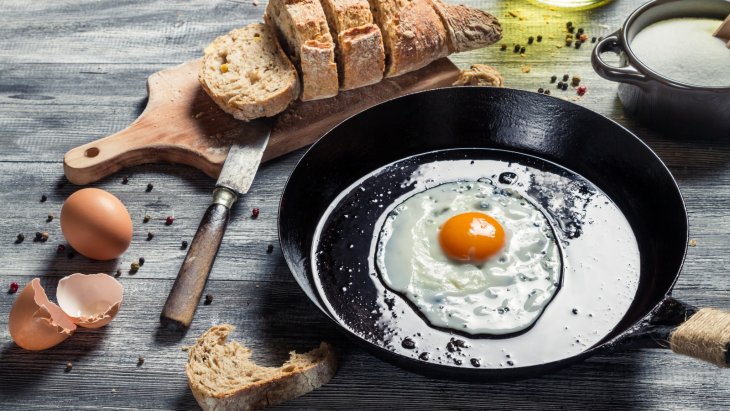 Превращаются в канцерогены: врач назвал самые опасные масла для жарки