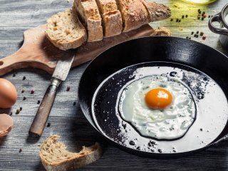 Превращаются в канцерогены: врач назвал самые опасные масла для жарки