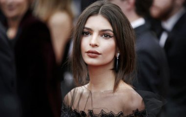 Эмили Ратаковски порадовала фанатов  фотосессией в купальниках