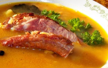 Готовим украинское блюдо: гороховый суп с ребрышками