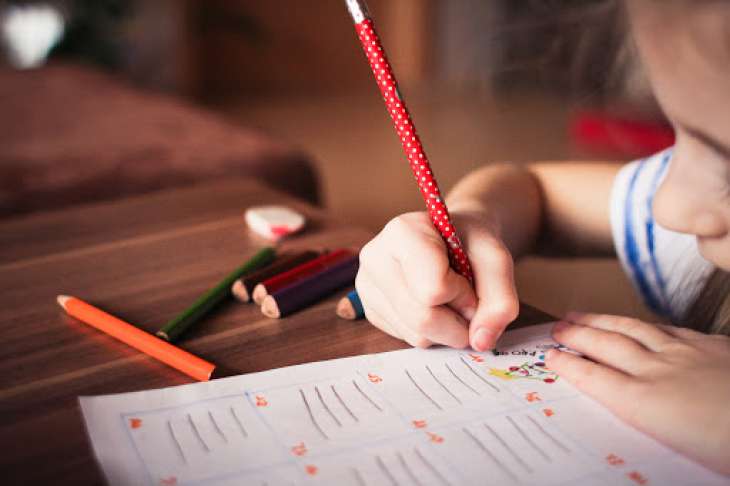 Як навчити дитину красиво писати – перші кроки навчання письма