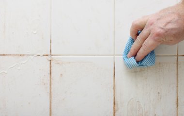 Що робити, аби шви між плиткою ніколи не темніли: цей трюк одразу вирішить проблему