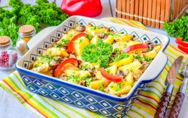 Картофель, запеченный с грибами в сметане: рецепт роскошного гарнира