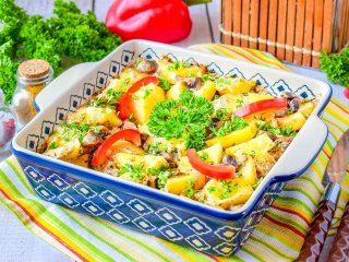 Картофель, запеченный с грибами в сметане: рецепт роскошного гарнира