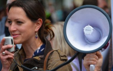 Жінка протягом двох років уночі кричала на сусідів у мегафон: чим це закінчилося