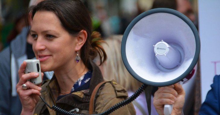 Жінка протягом двох років уночі кричала на сусідів у мегафон: чим це закінчилося
