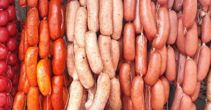 Лікарі розповіли, чому варто відмовитися від ковбаси та сосисок