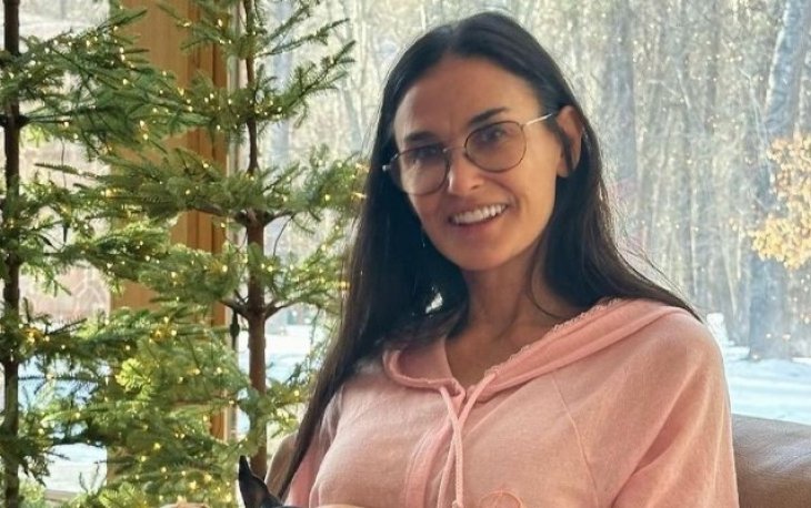 Деми Мур отпраздновала Рождество без Брюса Уиллиса и вместе с семьей предстала в одинаковых образах