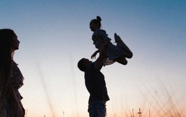 Привітання з Всенародним днем батька 2025 року: проза, красиві листівки українською