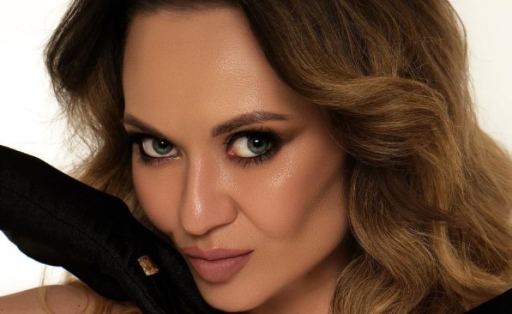 Анна Саливанчук в облегающем наряде показала, как держит тело в форме