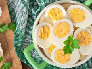 Чому професійні кухарі не варять яйця після закипання: секрет ідеальної страви