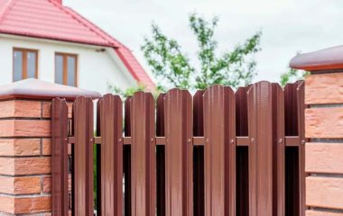 Штакетник металлический для сооружения ограждений: особенности и преимущества выбора