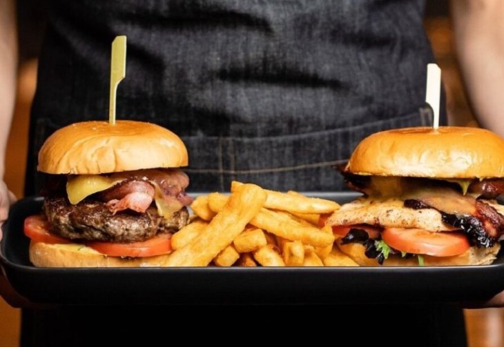 Американский ужин: сочный бургер с говядиной и грибами