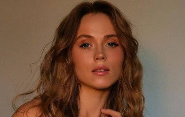 Анна Кошмал в нижнем белье ошеломила стойкой вверх ногами