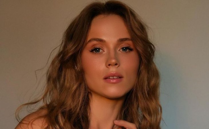 Анна Кошмал в нижнем белье ошеломила стойкой вверх ногами