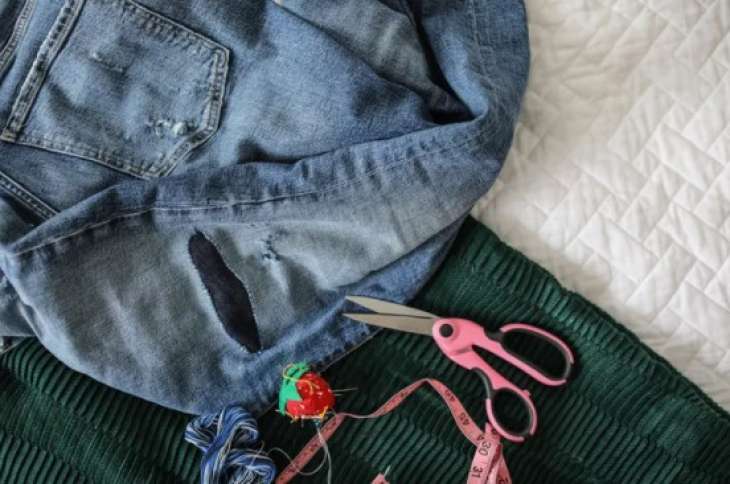 Без дыр: как красиво и незаметно зашить дырку на джинсах