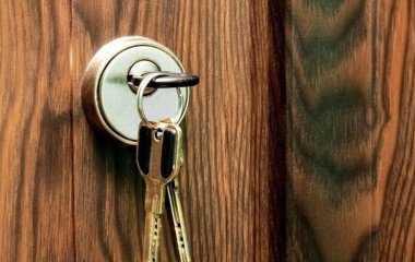 Навіщо обприскувати ключі оцтом: цей трюк вирішує одну з найнадокучливіших проблем